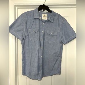 Short sleeve shirt with clasp buttons.